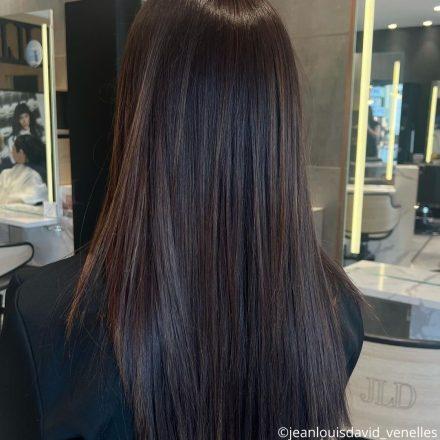 femme de dos cheveux long brun dark chocolate