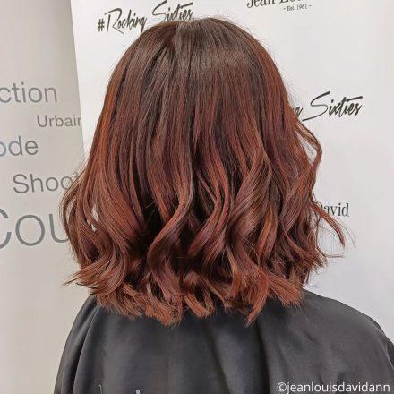 femme de dos cheveux coupe carré wavy couleur cherry coke