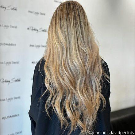 femme blonde de dos cheveux très long bambi blond