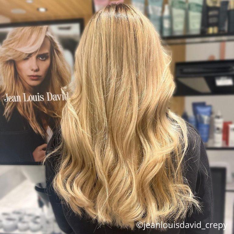 femme blonde de dos cheveux longs