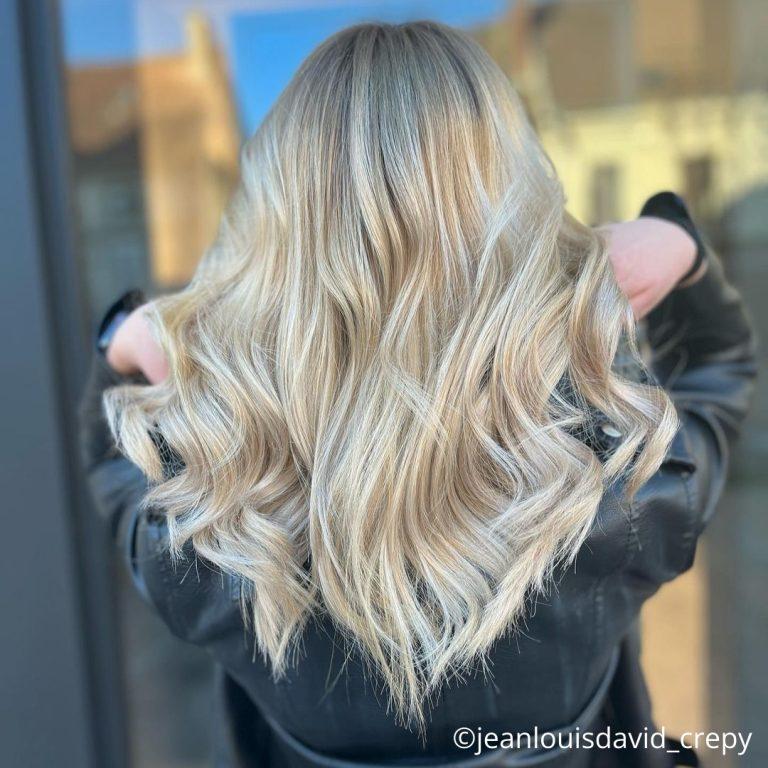 femme blonde de dos cheveux longs