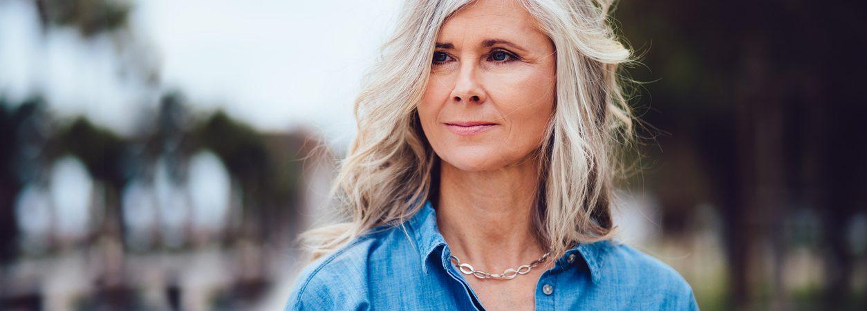 femme cheveux long blanc et gris