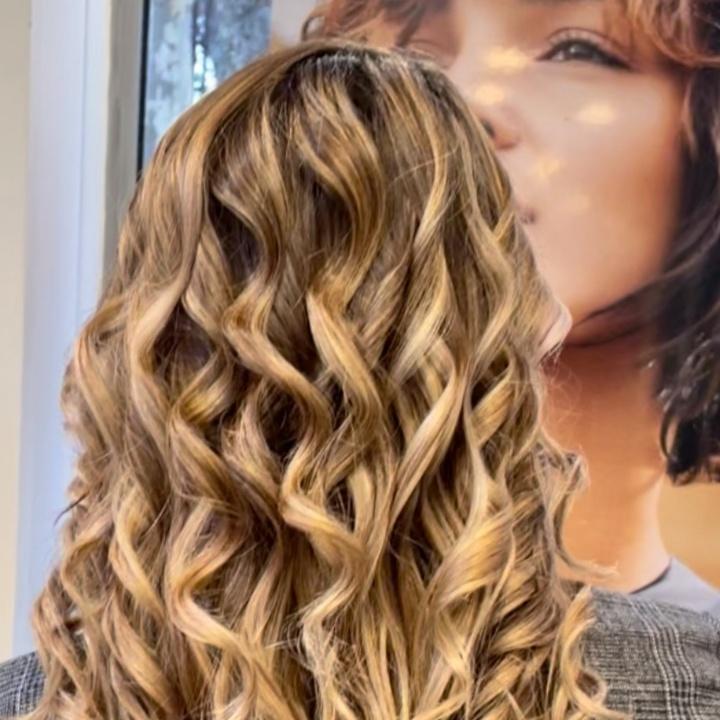 Éclaircissement des cheveux avec la technique CONTRAST JLD suivie de Gloss REDKEN Arctique afin de magnifier la chevelure et apporter de la lumière à la coiffure . En exclusivité chez JLD.