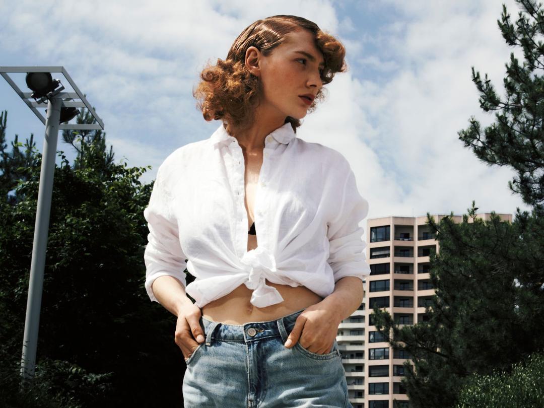 Femme avec coloration rousse intense qui utilise la coloration iNOA de l'Oréal Professionnel ou la coloration Shades EQ de Redken.